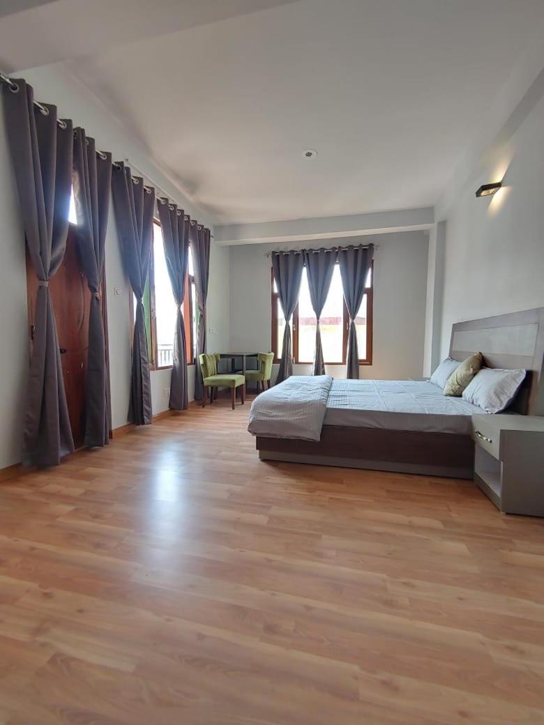 Lha Pomo Apartment Kyelang ภายนอก รูปภาพ